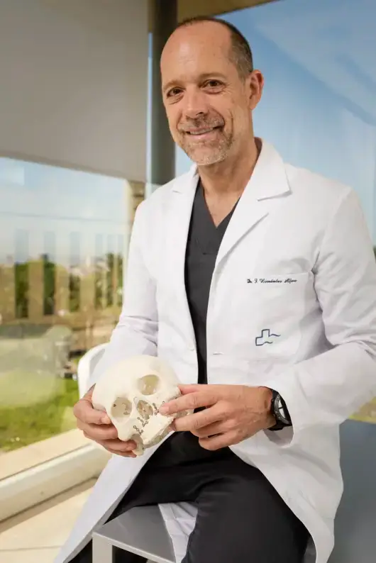 Prof. Federico Hernández-Alfaro explicando su filosofía de cirugía ortofacial de bajo impacto (LIOS) en Instituto Maxilofacial